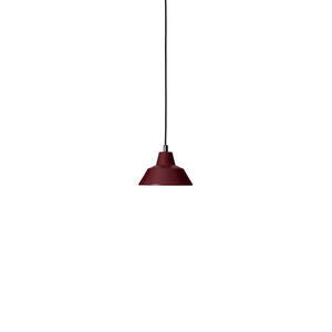 Vinrød pendellampe med enkelt, moderne design hænger fra loftet med sort ledning.